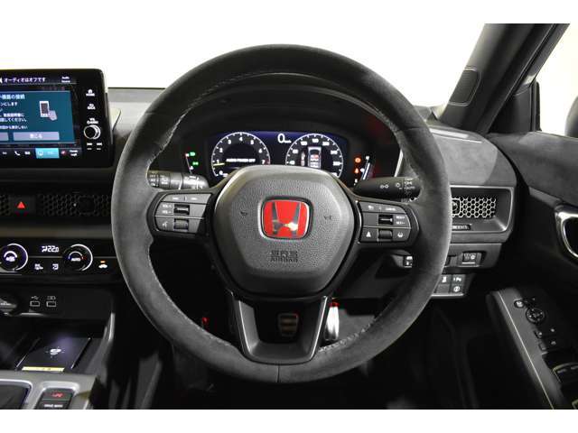 3ヶ月 / 6,000km 保証をベースに、より細やかな『12ヶ月 走行距離無制限有償保証 』 をご用意しております。遠方各地にございます全国の『 BUBU MITSUOKA 』グループまたは、各ディーラーにてサポート致します。