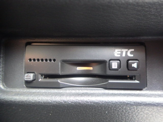 【ETC】便利なETC車載器も装備！高速道路の料金所もスムーズに通過できます。今や必須の装備ですね！お客様用にセットアップをしてのお渡しとなります！