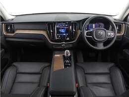 Google搭載/ETC2.0/360度カメラのフルセット搭載。9インチ・タッチスクリーン式センターディスプレイと、モード選択式の12.3インチデジタル液晶ドライバー・ディスプレイを装備。