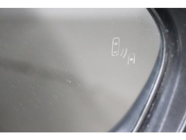 BSM（ブラインドスポットモニター）を装備！　隣の車線を走る車両が死角エリアに入ると、ドアミラーのインジケーターが光ってお知らせ。