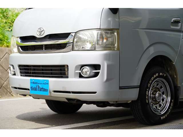 遠方に多数販売させて頂いています。どちらの車両も全て同じ角度て写真を撮影しています。お車の状態が写真でお伝え出来るように当社では写真加工等は一切いておりません。