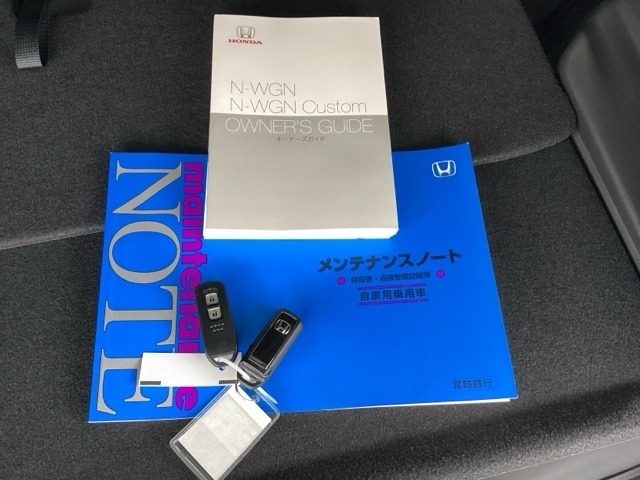 メンテナンスノート【整備記録簿】、取説も揃っています。スマートキーはバッグなどにしまったままボタン操作でエンジンの始動・停止ができて大変便利です。