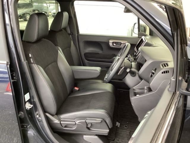 フロント広々、ベンチシートの運転席は、ハイトアジャスターが付いているので、快適にドライブができます。ハンドルはテレスコピック機能で、ハンドル位置を上・下・手前・奥に調節できます。