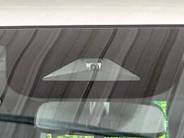 【ホンダセンシング】走行中に前方の車両等を認識し、衝突しそうな時は警報とブレーキで衝突回避と被害軽減をアシスト。より安全にドライブをお楽しみいただけます。