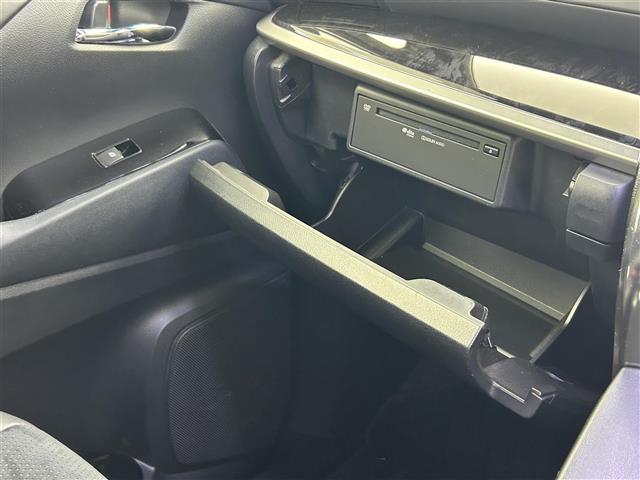 【グローブボックス】車検証ケースや、日頃使う小物類の収納に便利ですね！