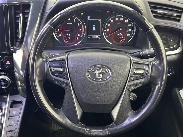 【ハンドル】軽い力で扱いやすいハンドルです。目立つ傷やスレなどなく綺麗な状態です！除菌プランいれていただくとさらに快適に！清潔なお車はお子様にも安心ですね！