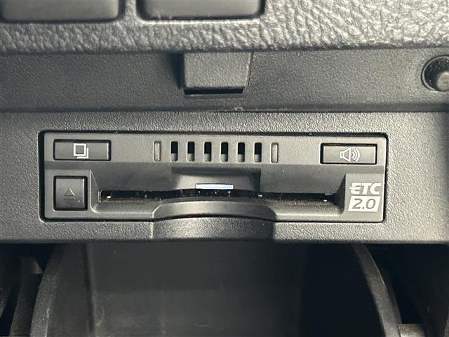 【ETC】有料道路を利用する際に料金所で停止することなく通過できる、ETC車載器（ノンストップ自動料金収受システム機器）が装備されています。セットアップを行うことで利用可能になります。