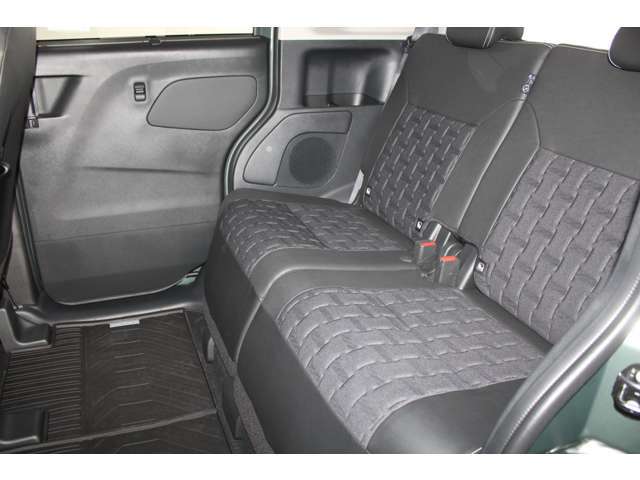 高いルーフで開放感タップリ！後席もスライド＆リクライニングできます！