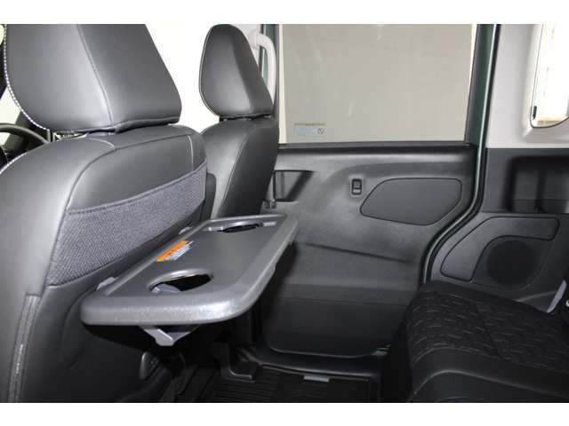 助手席シートバックにテーブル！　テーブル・ドリンクホルダーも付いてます。使わないときはたためます。さらに下部にはUSB充電ポートまで付いてます。至れり尽くせりですね。