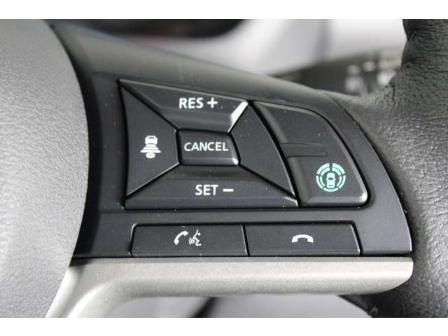 手元のリモコンで設定した速度と車間距離で先行車についていきます。車線中央付近を走るようにステアリング操作をサポートしてくれるので高速道路や長距離走行時に役立ちます