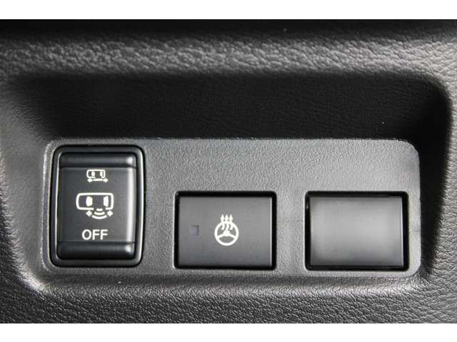 荷物などで両手がふさがっていても、足でのワンアクションでスライドドアを開閉できます