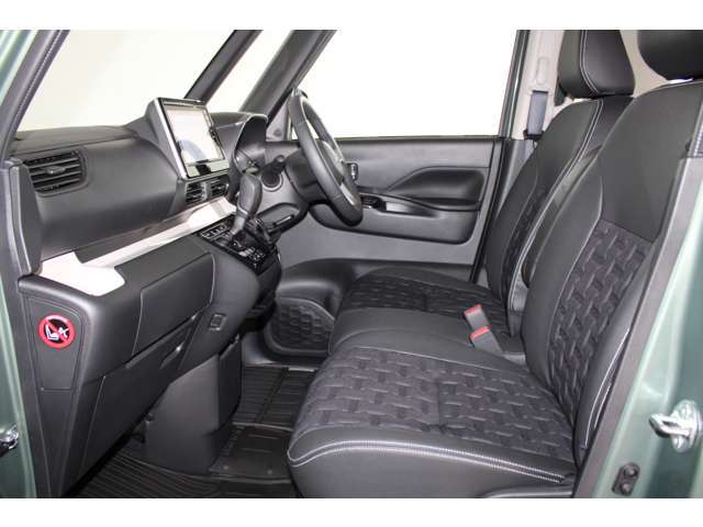 大きなベンチシートで足元もヒロビロ■大型シートで座り心地は快適♪中央には肘掛が付いてゆったりドライブ♪