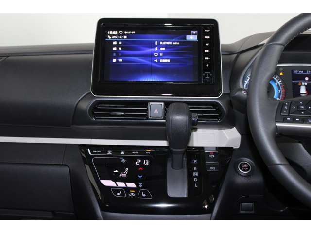 飽きのこないインテリアデザイン。小物入れなど嬉しい装備が満載です