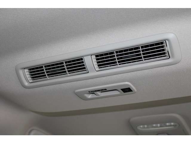 プラズマクラスター搭載リヤサーキュレーター。エアコンの冷暖房を効率よく車内に行き渡らせます