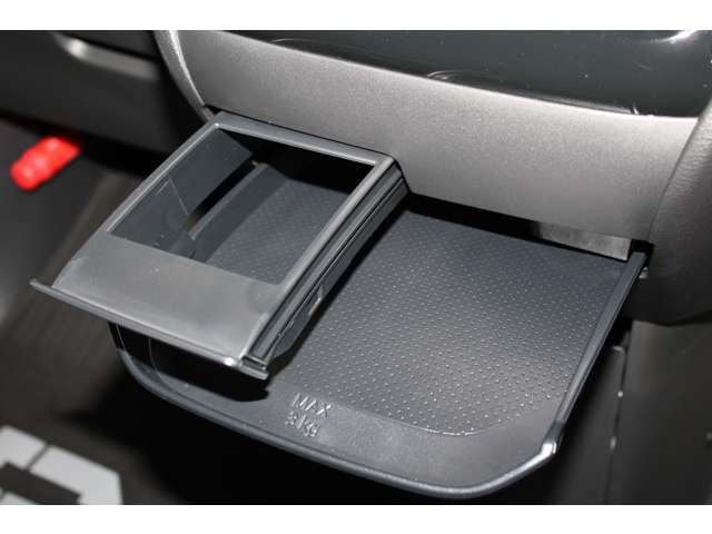 ドリンクホルダーは紙パックの四角い飲料にも対応してます。