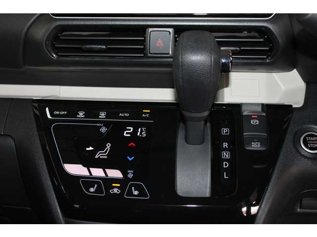 つややかで上品質のタッチパネル式オートエアコンを標準装備！スマートフォンの様な操作性＆高い視認性＆わかりやすい操作音で使いやすいですよ♪