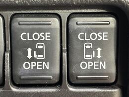 【両側パワースライドドア】スマートキーや運転席のスイッチで後席両側スライドドアの開閉が可能♪電動だから力を入れてドアを開ける必要が無く、小さなお子様でも簡単に開け閉めでき快適です♪
