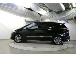 助手席側は電動スライドドアになってます。運転席やキーのリモコンで開閉できるので手が塞がっていても楽に積み降ろし出来ますよ。