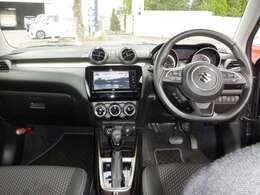 ブラック色を基調としたシンプルなレイアウトのインパネになっています。