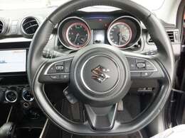 特別装備の本革巻ステアリングがついています。