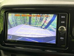 【バックカメラ】駐車時に後方がリアルタイム映像で確認できます。大型商業施設や立体駐車場での駐車時や、夜間のバック時に大活躍！運転スキルに関わらず、今や必須となった装備のひとつです！