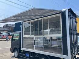 外部電源 電源コード 換気扇 オーニング カウンター 作業台　2槽シンク 給排水タンク LED照明 コンセント×2 冷蔵冷凍庫 冷凍ストッカー 網戸 バックカメラ キーレス