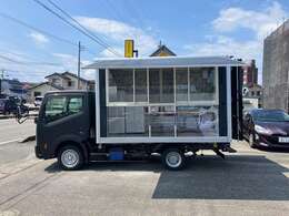 外部電源 電源コード 換気扇 オーニング カウンター 作業台　2槽シンク 給排水タンク LED照明 コンセント×2 冷蔵冷凍庫 冷凍ストッカー 網戸 バックカメラ キーレス