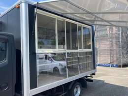 外部電源 電源コード 換気扇 オーニング カウンター 作業台　2槽シンク 給排水タンク LED照明 コンセント×2 冷蔵冷凍庫 冷凍ストッカー 網戸 バックカメラ キーレス