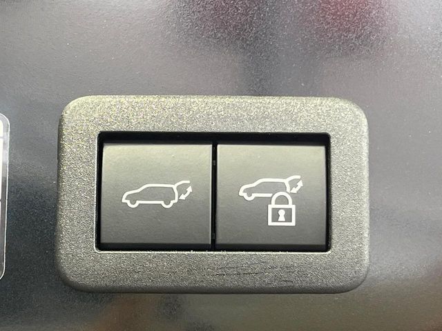 【パワーバックドア】スマートキーや運転席のボタンを押すだけでリアゲートが自動で開閉します！荷物を持っている時や、高い位置にあるバックドアを閉める際に便利な機能です♪