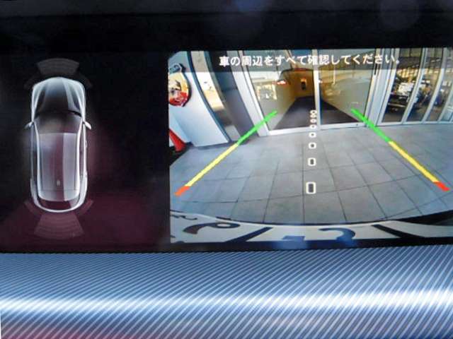 リバースポジションにシフトすると自動的にカメラが作動、ディスプレイに後方の視界が映し出される、安心のバックカメラを装備。
