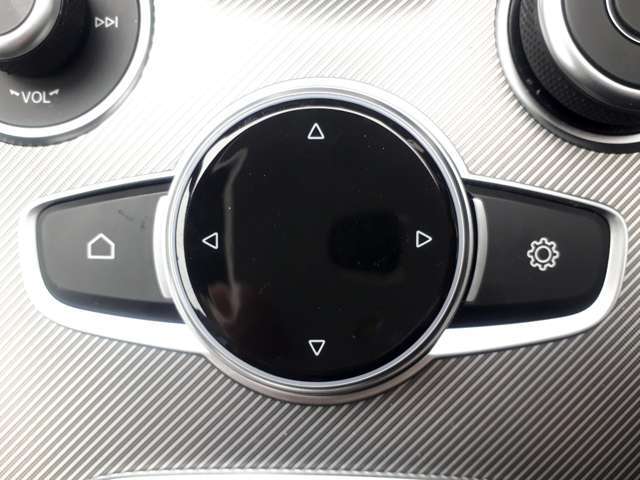 オーディオ関連や車両情報の変更はお手元のロータリーパッドにて操作。