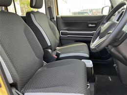 【運転席】座り心地が良いシートなので長時間の運転でも快適にお過ごしいただけます。新品のフロアマットのご注文も可能です。掲載箇所以外にご希望の写真がございましたらお気軽にお問い合わせ下さい。