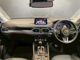 コックピットにある操作機器、情報などすべての要素をドライバー中心に左右対称に配置し、同時にそれらがドライバーに正対する造形とすることで、人とクルマの一体感を感じさせます。
