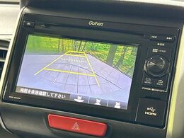 【バックカメラ】駐車時に後方がリアルタイム映像で確認できます。大型商業施設や立体駐車場での駐車時や、夜間のバック時に大活躍！運転スキルに関わらず、今や必須となった装備のひとつです！