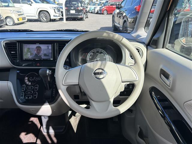 【ステアリング】軽い力で扱いやすいハンドルです。目立つ傷やスレなどなく綺麗な状態です！除菌プランいれていただくとさらに快適に！清潔なお車はお子様にも安心ですね！