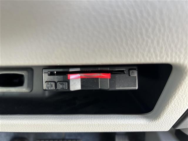 【ETC】有料道路を利用する際に料金所で停止することなく通過できる、ETC車載器（ノンストップ自動料金収受システム機器）が装備されています。セットアップを行うことで利用可能になります。