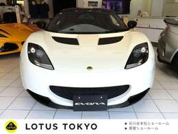ボディカラーはアスペンホワイト、スポーツレーサー特別装備のブラックペイントコントラスト仕様。シートはレッドレザー、スレートグレースウェード＆レッドステッチインテリアです。