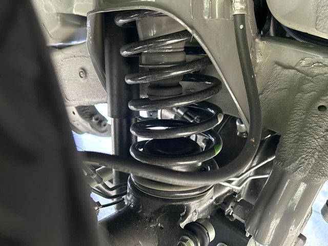 お車を安心してお乗りいただく為には、足回りの定期点検が欠かせません。サービスサポート（有償保証）では無料点検もご提供しており、安心のカーライフをお過ごしいただけるサポート体制が整っています。
