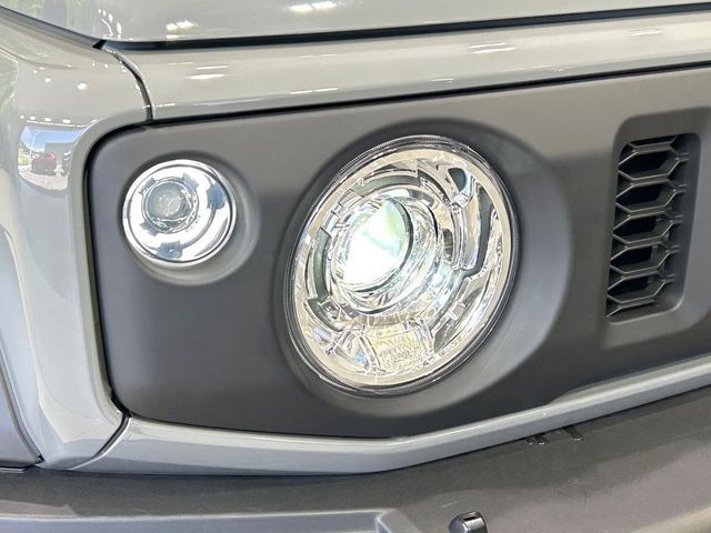 【LEDヘッドライト】悪天候や夜間走行時も良好な視界を確保し安心して運転できる高輝度LEDヘッドライトを装備！点灯速度が早く、消費電力も抑えられています。
