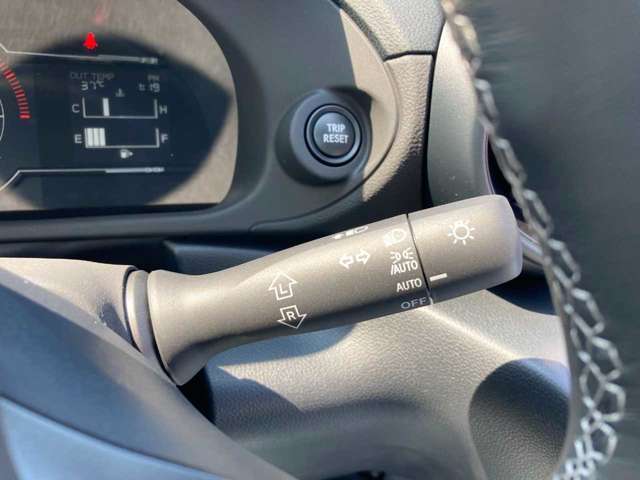〈ターンシグナルスイッチ〉ウインカースイッチ共にライトスイッチも装備されています。★オートライト機能付きで周囲の明るさに応じて自動で点灯消灯してくれるので消し忘れ等防ぐことが可能です♪