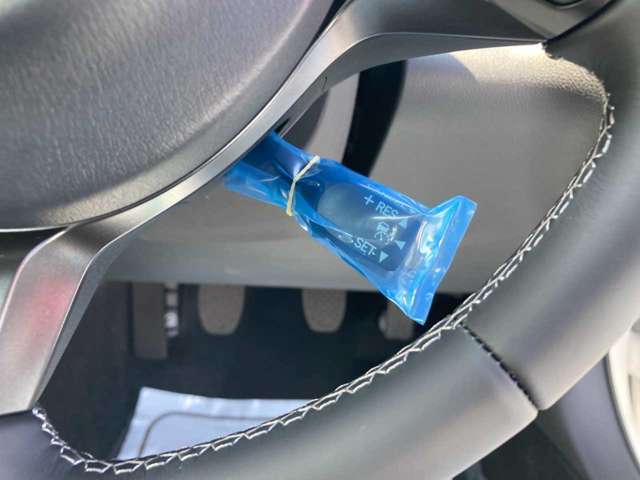〈アダプティブクルーズコントロール〉アクセル操作とブレーキ操作を自動制御して運転を補助する先進運転支援システムです。高速道路などでお使い頂けます♪