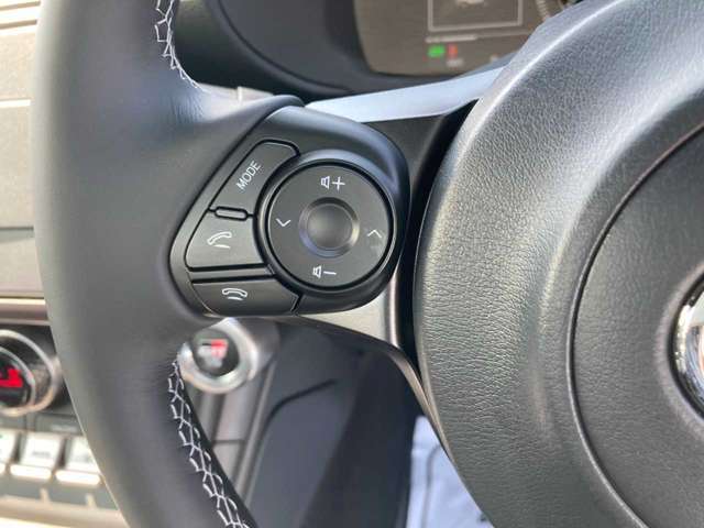〈ステアリングスイッチ〉ハンドル手元にあるスイッチでナビの操作など音量調整が可能です★