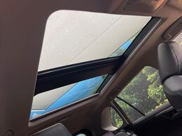 【大型サンルーフ】車内の解放感が一気に上がる大型のパノラマルーフ！季節を問わず開放的で快適なドライブをお楽しみいただけます。流通量も少なく希少価値の高い人気の装備です♪