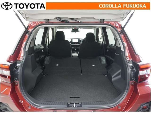 リヤシートを前に倒せば、ラゲージルームに収まらない物も積み込めます。たくさんの物を載せたい時に活躍します。