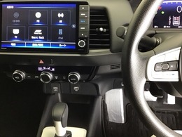ホンダ純正メモリーナビ搭載なので、遠方へのドライブもお任せ下さい！ステアリング左手側にオーディオ関連のコントロールスイッチを配置しています。操作時は視線を逸らすことなく運転に集中できます