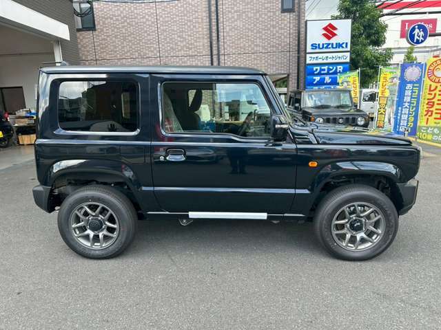 車検や板金などでお車お預かりの際、サービス代車をご用意しております。損害保険対応もしております。