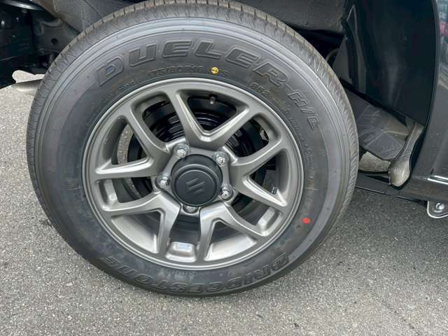 タイヤの目もしっかり有りますよ！車の基本性能の止まる部分に大事な役割をしますからね！！