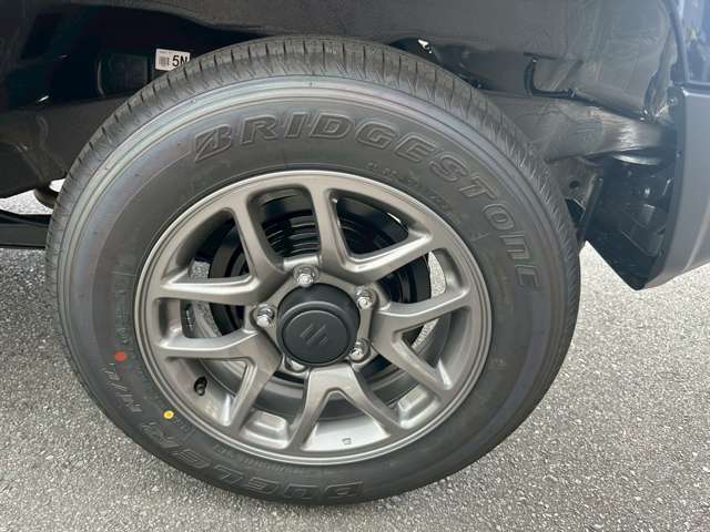 ご購入後の点検やオイル交換、車検、板金などトータルでサポートさせていただきます。もちろん任意保険やJAFも取り扱いございます。おクルマに関することなんでもご相談ください。