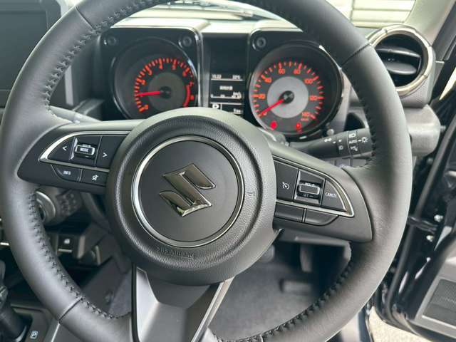 ハンドル周りはこのように運転しやすい装備がついております。