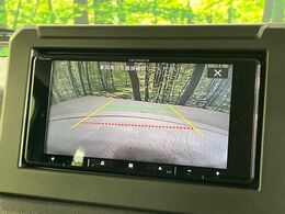 【バックカメラ】駐車時に後方がリアルタイム映像で確認できます。大型商業施設や立体駐車場での駐車時や、夜間のバック時に大活躍！運転スキルに関わらず、今や必須となった装備のひとつです！
